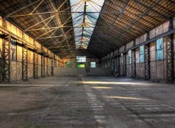 Fototapete DESIGNWALLS - grau-gelb - Alte Halle - 2,55 Meter